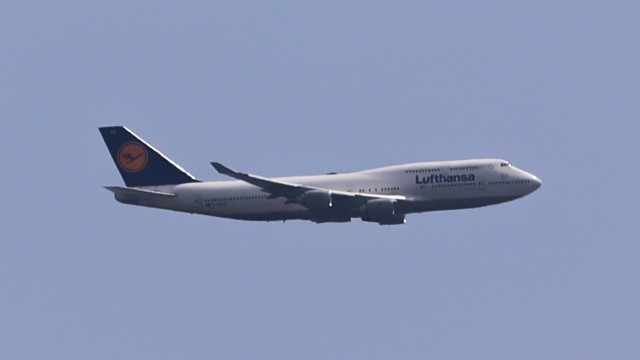 Close-cropped shot of a Lufthansa 747 flying over Surrey on approach to YVR.