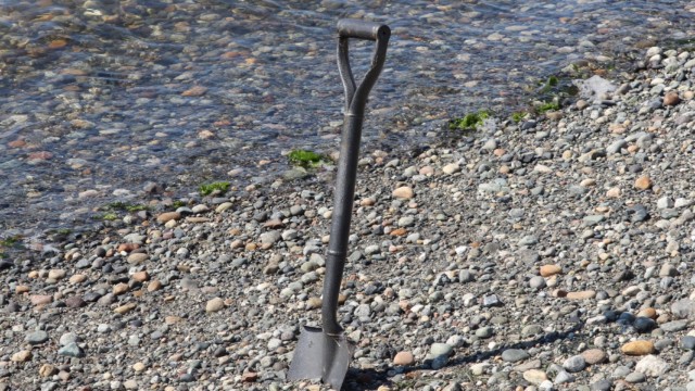 Mystery shovel at Tsawwassen Beach. Was someone digging for treasure or burying it? Or was it aliens? Who can say?
