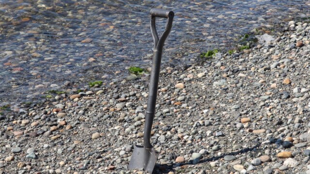 Mystery shovel at Tsawwassen Beach. Was someone digging for treasure or burying it? Or was it aliens? Who can say?