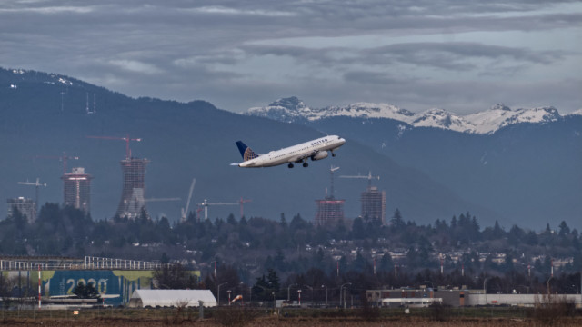 United jet taking off from YVR International United jet taking off from YVR International