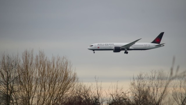 Air Canada jet landing