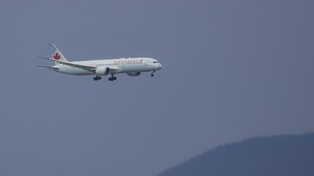 Air Canada jet approaching YVR
