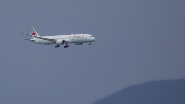 Air Canada jet approaching YVR