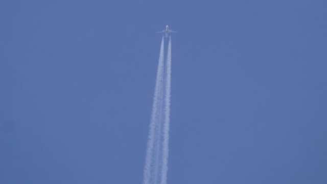 Vapour trail across a clear sky Vapour trail across a clear sky
