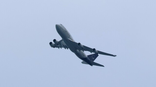 Fixed wing bird, species Lufthansa 747.